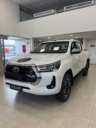 TOYOTA HILUX 2.8 D-4D TURBO DIESEL CD SRX 4X4 AUTOMÁTICO TOYOTA HILUX 2.8 D-4D TURBO DIESEL CD SRX 4X4 AUTOMÁTICO
